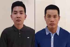 Nguyễn Mạnh Cường (trái) và Đinh Mạnh Tường tại cơ quan điều tra. Ảnh: Công an Hà Nội.