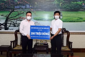 Báo Nhân Dân trao 200 triệu đồng hỗ trợ sinh viên bị ảnh hưởng dịch bệnh Covid-19