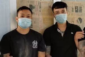2 đối tượng Đinh Quốc Tuấn và Nguyễn Hoàng Nhật tại cơ quan chức năng. Ảnh: Công an Bình Định.