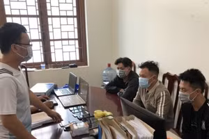 Cơ quan chức năng làm việc với 3 trong số các đối tượng. Ảnh: Công an tỉnh Đắk Nông.