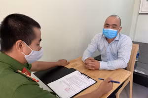 Đối tượng Nguyễn Đình Quý làm việc với cơ quan chức năng. Ảnh: Anh Phong.
