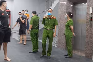 Cơ quan chức năng kiểm tra, phát hiện phòng gym mở cửa để khách tập luyện bất chấp dịch bệnh. Ảnh: Công an Hà Nội.