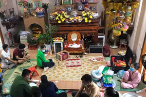 Nhóm người tụ tập hầu đồng giữa mùa dịch bị cơ quan chức năng bắt quả tang.