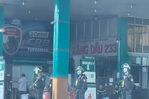 Cơ quan chức năng tiến hành kiểm tra một cửa hàng xăng dầu sáng ngày 19/5. Ảnh: Công an Đồng Nai.
