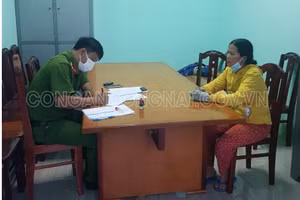 Trương Thị Linh làm việc với cơ quan chức năng. Ảnh: Công an Đồng Nai.