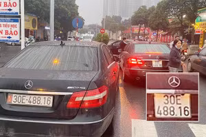 Hai chiếc xe Mercedes biển số giống nhau bất ngờ "hội ngộ" trên phố.