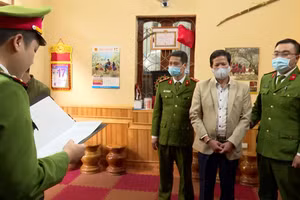 Cơ quan chức năng đọc lệnh bắt giữ đối tượng Sa Văn Khuyên - Nguyên Phó Giám đốc Sở Y tế tỉnh Sơn La.