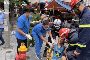 Hà Nội: Đục tường giải cứu bé trai mắc kẹt giữa khe tường rộng chưa đầy 30cm
