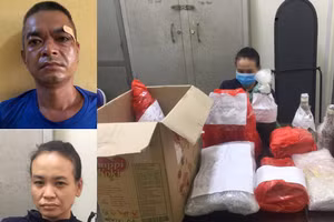 Hai đối tượng cùng tang vật là những món hàng các đối tượng nhờ bị hại thanh toán hộ. Ảnh: Công an Hải Phòng.