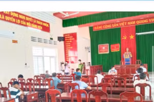 Nhóm người có hành vi tụ tập ăn nhậu giữa mùa dịch bệnh làm việc với cơ quan chức năng. 