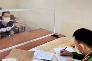Đối tượng Đàm Quang Điệp khai báo tại cơ quan công an.