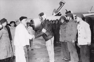 Nhân dịp Tết nguyên đán Đinh Mùi (9/2/1967), Chủ tịch Hồ Chí Minh đến thăm và chúc Tết cán bộ, chiến sĩ Trung đoàn không quân 921-Đoàn Không quân Sao Đỏ. (Ảnh: TTXVN)