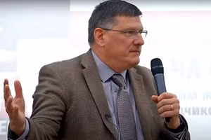 Cựu sĩ quan tình báo Mỹ, ông Scott Ritter.