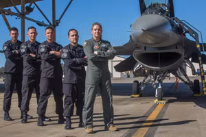 Tiêm kích F-16.