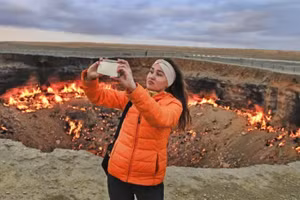"Cổng địa ngục" ở sa mạc Karakum, Turkmenistan. 