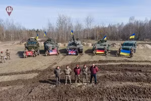 Ukraine tiếp nhận Challenger 2 và xe thiết giáp từ phương Tây.