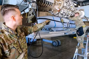 AGM-158 JASSM được gắn vào giá phóng ổ quay.