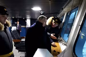 Tổng thống Putin tham quan phòng điều khiển chiến hạm Đô đốc Kasatonov hôm 11/12.