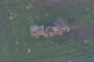 Hệ thống BM-27 Uragan trước khi trúng đạn.