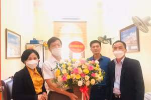 Ông Nguyễn Văn Đoạt (ngoài cùng bên phải) - Phó Giám đốc Sở GD&ĐT Điện Biên tặng hoa chúc mừng Văn phòng Sở.