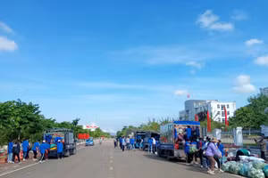 Đông đảo thanh niên tình nguyện hỗ trợ vận chuyển hàng hỗ trợ huyện Phù Yên. 
