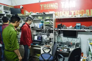 Nguyễn Văn Nam (đứng trước) thực nghiệm hiện trường.