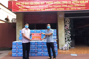 Đại diện Báo GD&TĐ Văn phòng đại diện khu vực Tây Bắc Bộ (bên phải) gửi quà đến Ban vận động hỗ trợ huyện Nậm Pồ