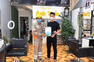 Cán bộ của Công ty Điện lực Điện Biên trao tặng quà, tri ân khách hàng