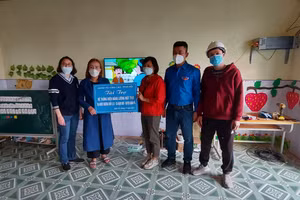 Nhóm tình nguyện “yêu vùng cao” TP Hà Nội tận tay trao tặng quà tại các điểm trường.