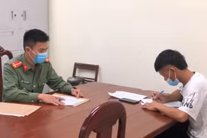 Thào A Hồng (bên phải) tại cơ quan Công an trước đó. Ảnh: ANTV Điện Biên