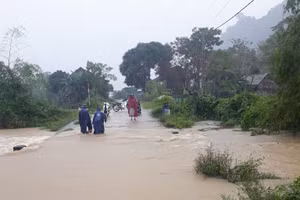 Nước sông hồ, khe suối dâng cao gây ngập cầu tràn tại xã Lục Dạ, huyện Con Cuông, Nghệ An.