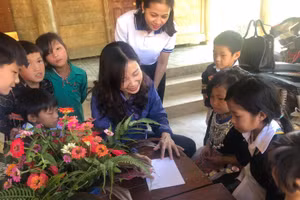 Cô và trò tại điểm bản Piêng Cọc, Trường Tiểu học Mai Sơn (Tương Dương - Nghệ An) trong ngày tết nhà giáo.