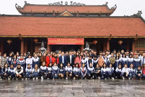 Đoàn dâng hương của Phòng GD&DDT huyện Tam Đảo tại Văn miếu tỉnh Vĩnh Phúc.