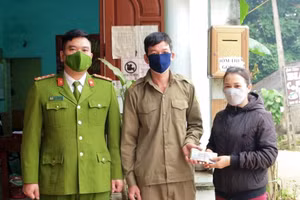 Anh Nguyễn Văn Thụy, Bảo vệ dân phố tổ 8, phường Mỹ Lâm (TP Tuyên Quang) trả lại số tiền hơn 8 triệu đồng cho chị Tình. Ảnh: Công an phường Mỹ Lâm