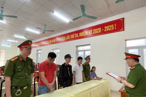 Công an đọc lệnh khởi tố đối với Linh và Quân. Ảnh: Công an Hà Giang 