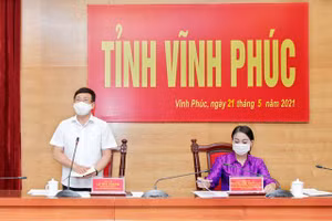 Bí thư Tỉnh ủy Vĩnh Phúc Hoàng Thị Thúy Lan (bìa phải) và Chủ tịch UBND tỉnh Lê Duy Thành. 