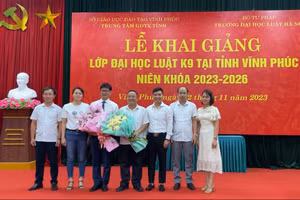 Tập thể lớp đại học Luật K9 tặng hoa lãnh đạo Trung tâm GDTX Vĩnh Phúc và Trường ĐH Luật Hà Nội.