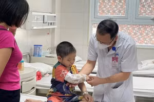 Bệnh nhi được bác sĩ thăm khám. Ảnh: Bệnh viện Sản nhi Phú Thọ