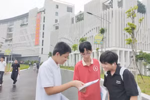 Thí sinh trao đổi thảo luận sau khi kết thúc môn thi tiếng Anh tại Hội đồng coi thi Trường THPT Chuyên Hùng Vương.