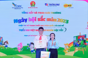 Chủ tịch Hội đồng Đội Trung ương Nguyễn Phạm Duy Trang trao giải Đặc biệt cho em Đặng Hà Anh Duy, học sinh Trường THCS Sa Đéc, thị xã Phú Thọ.