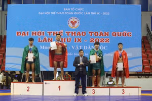 VĐV Trần Văn Tòng giành HCV môn Vật dân tộc, hạng cân 66kg tại Đại hội thể thao toàn quốc 2022. Ảnh: Bạch Nga.
