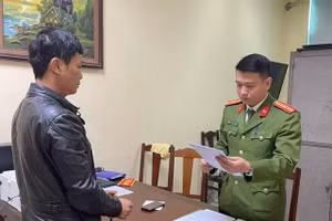 Cơ quan điều tra đọc các lệnh đối với Nguyễn Công Thành. Ảnh: Công an Phú Thọ.
