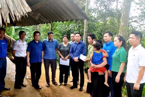 Lãnh đạo huyện Quang Bình thăm hỏi, động viên gia đình 2 em học sinh bị đuối nước thương tâm. (Ảnh: Vương Mai)