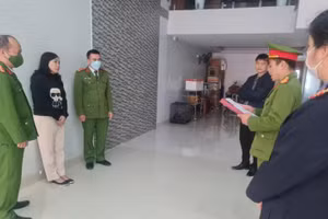 Cán bộ điều tra tống đạt quyết định khởi tố bị can đối với Đặng An Nhàn. Ảnh: Công an tỉnh Hà Giang.