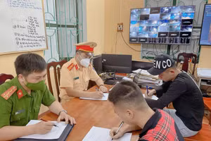 Cơ quan công an làm việc với N.V.H. Ảnh: CSGT Tuyên Quang. 