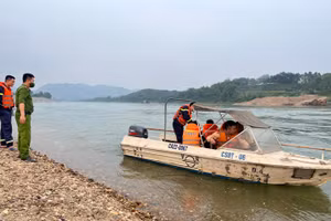 Lực lượng cứu hộ cứu nạn tỉnh Tuyên Quang tìm kiếm nạn nhân mất tích. Ảnh: Công an tỉnh Tuyên Quang.