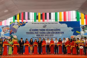 Ông Vũ Việt Văn, Phó Chủ tịch Thường trực UBND tỉnh cùng các đại biểu cắt băng khánh thành Trường Phổ thông liên cấp Newton.