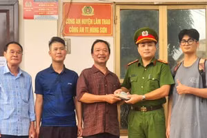Công an thị trấn Hùng Sơn trao lại tài sản cho người đánh mất.