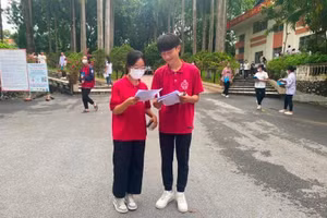 Thí sinh Lê Thị Thanh Trà trao đổi với bạn sau buổi thi tại điểm thi Trường THPT Tam Dương