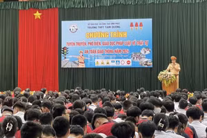 Thiếu tá Nguyễn Mạnh Linh - Cán bộ Đội CSGT Tam Dương tuyên truyền Luật Giao thông đường bộ tại Trường THPT Tam Dương.